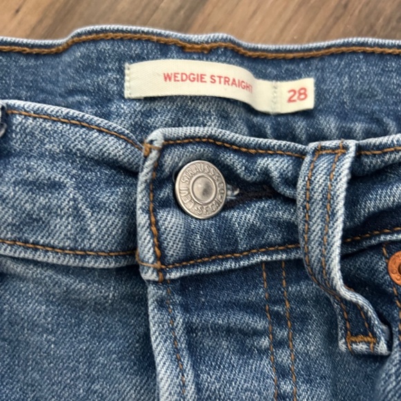 Levi’s Women’s Wedgie Straight Fit Jeans SZ 28 medium wash Button - Picture 4 of 7